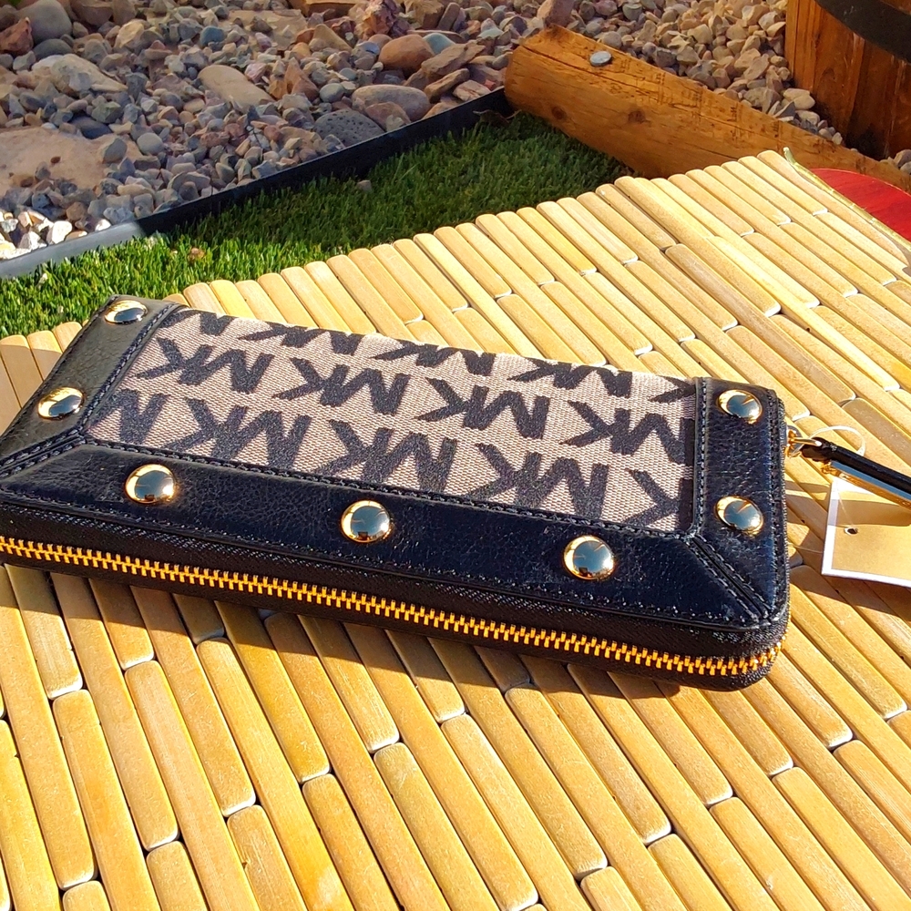 MICHAEL Michael Kors Delaney Classic Logo Black Gold Zipper Wallet New